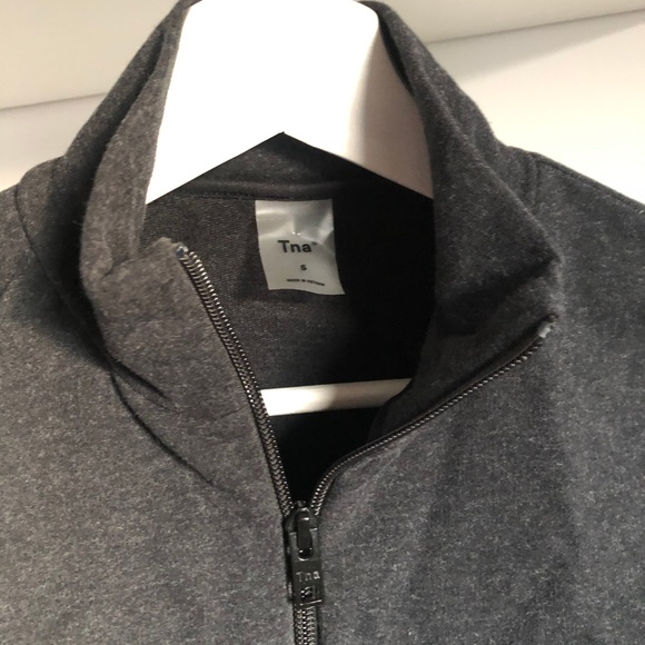 Aritzia ୨୧ TNA waist zip longsleeve active top - Picture 2 of 3